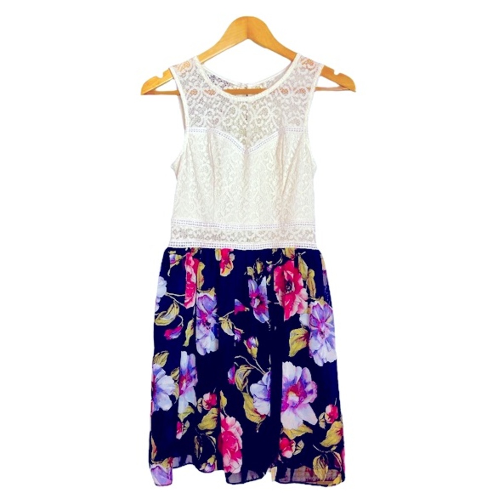 White and floral dress. Size 7. Worn only once, in excellent condition.